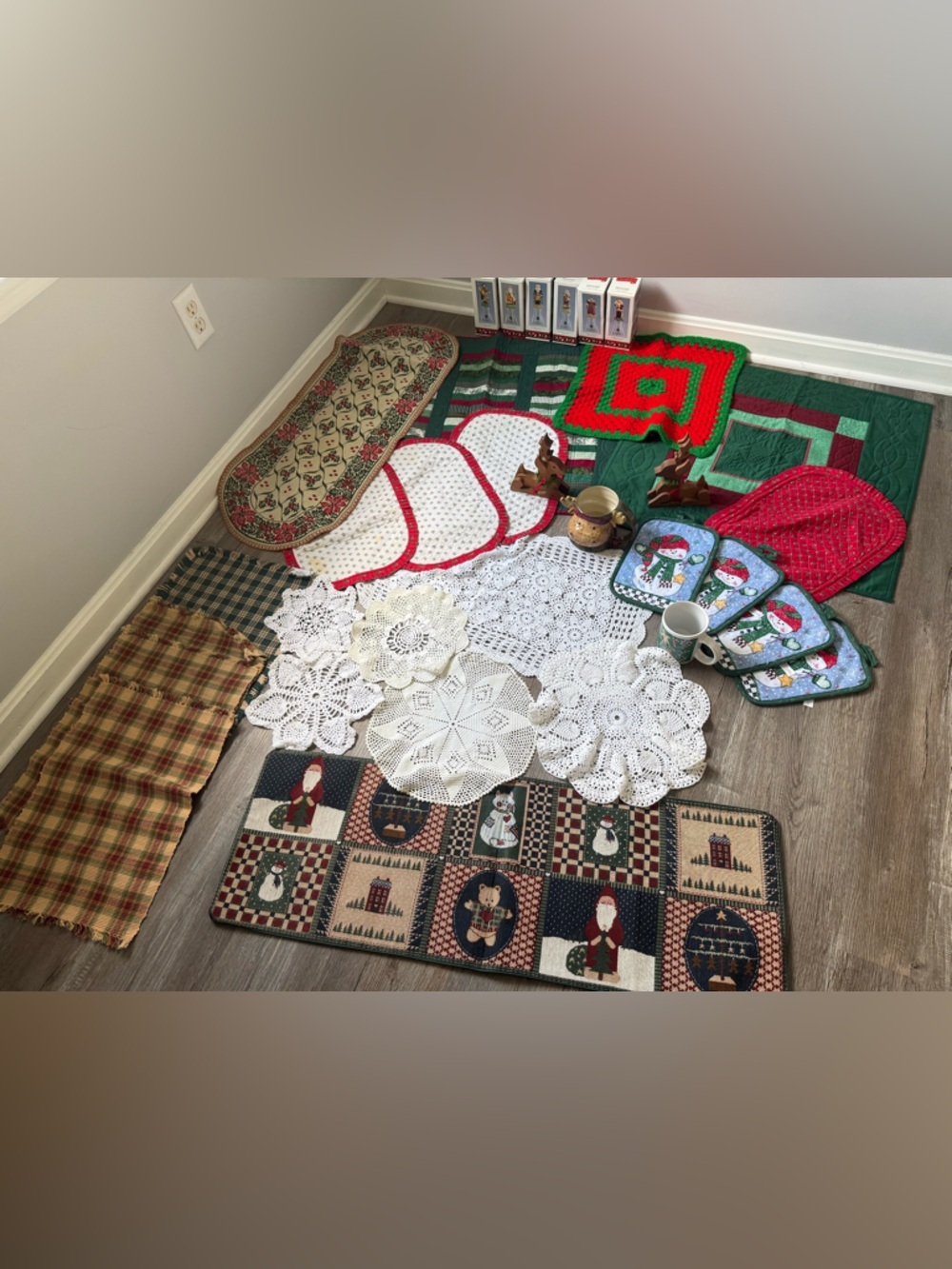 VTG CHRISTMAS Crochet Doily Festive Placemats Grandma Boho DECOR QUILT LOT